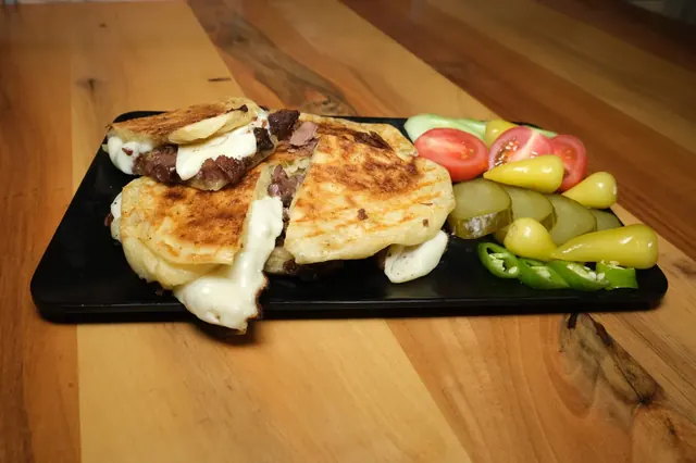 Kavurmalı Kaşarlı Bazlama Tost