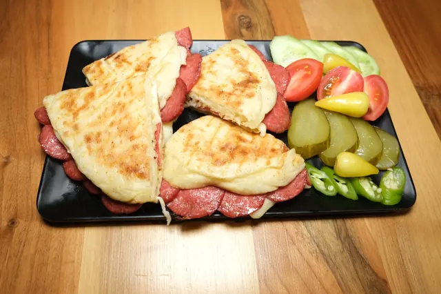 Sucuklu Kaşarlı Bazlama Tost